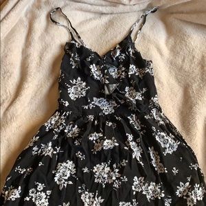 ✨3/$15 or 4/$20✨ black floral dress with pockets